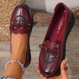Mocassins bordeaux à nœud sur empeigne, motif feuille brodé, intérieur bordeaux