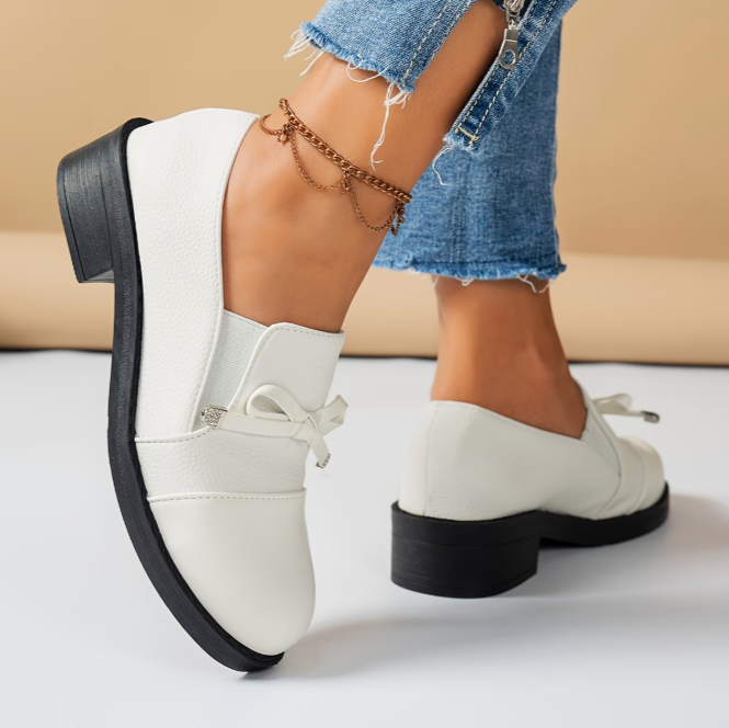 Mocassins blancs à talon carré bas, boucle et nœud sur le dessus, bout arrondi