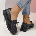 Mocassin noir à lacets, vue arrière avec chaîne de cheville