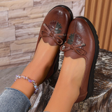 Mocassins bordeaux en cuir à nœud, détail floral, vue rapprochée sur le dessus.