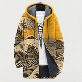 Manteau à motif ondulé orange, capuche bordée jaune, fermeture boutonnée.