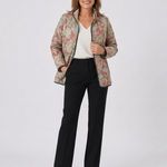 Veste matelassée florale multicolore, manches longues, fermeture zippée et boutonnée.