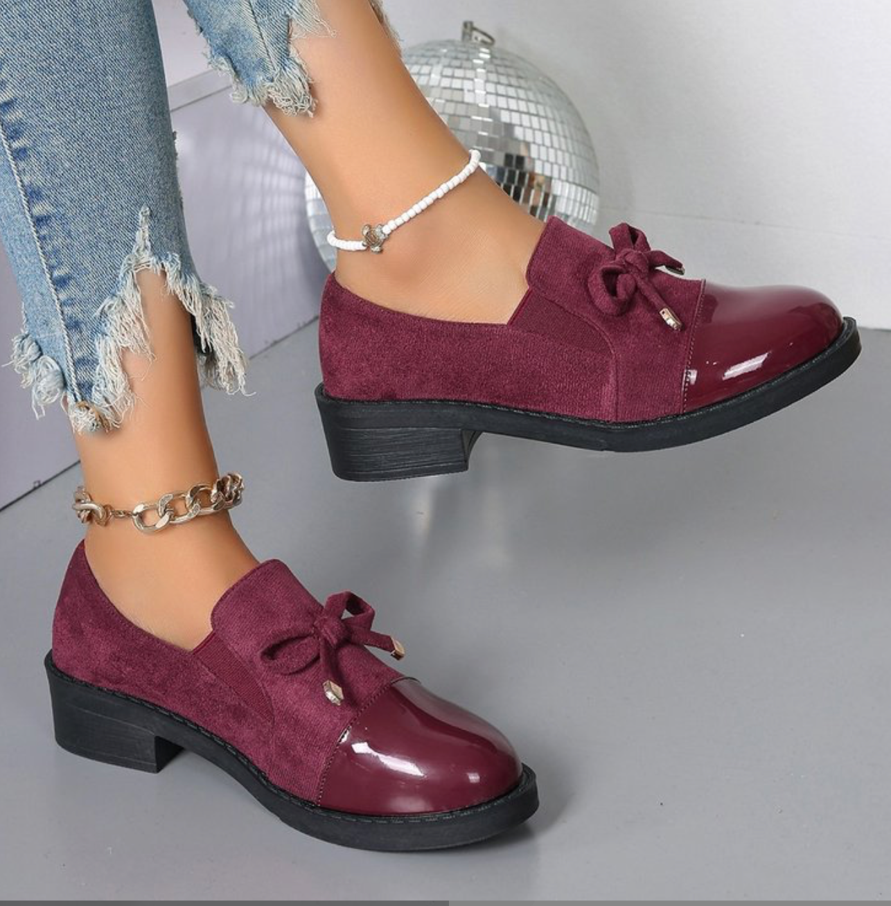 Mocassins Nadège bordeaux, dessus daim et vernis, nœud sur l’empeigne, semelle épaisse.