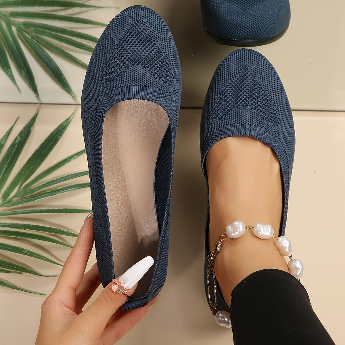 Mocassins souples bleus à motif floral ajouré, bride arrière fermée