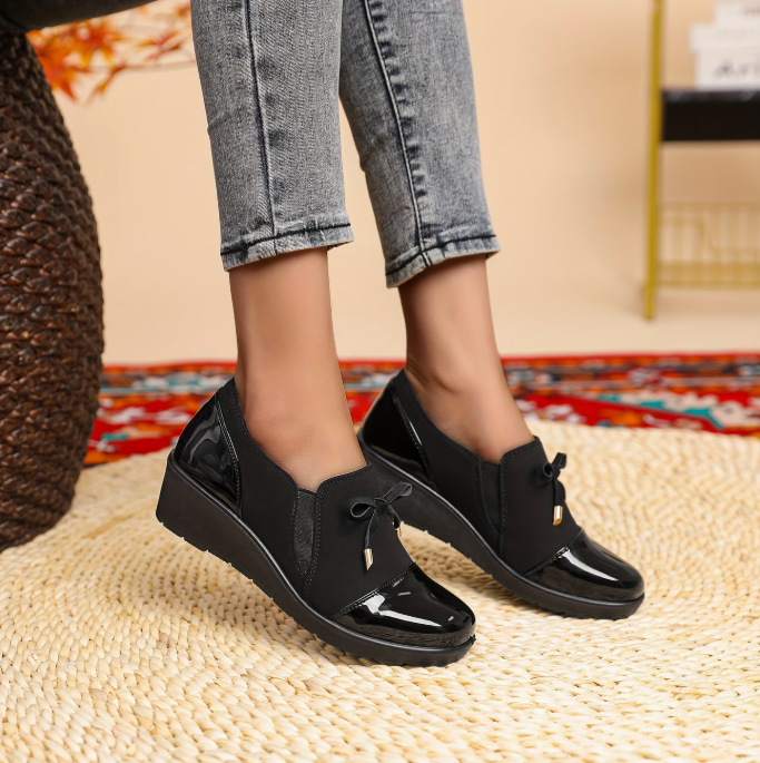 Mocassins noirs vernis, nœuds décoratifs et bout lustré brillant, semelle épaisse.
