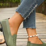 Mocassins ajourés vert olive, dessus perforé en maille et talon bloc rayé.