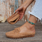Sabots mocassin en daim camel, couture contrastée et motif perforé sur le dessus.