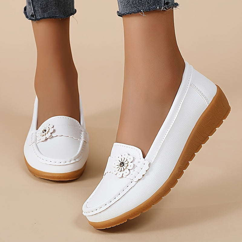 Mocassins Zélie blancs en cuir souple, décor floral, semelle crantée.