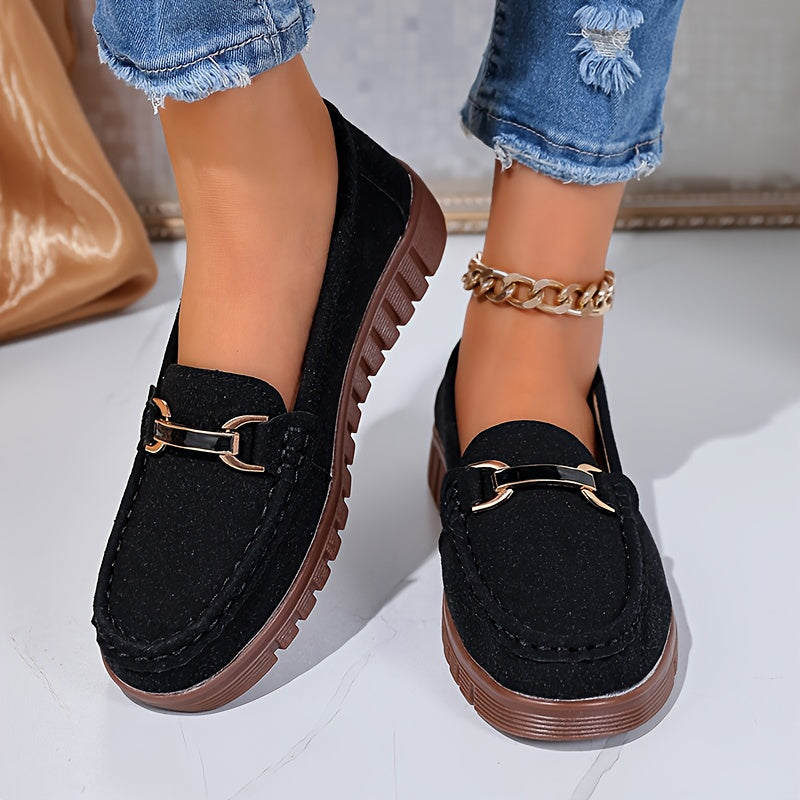 Mocassins noirs à boucle métal, semelle crantée marron et chaîne au poignet