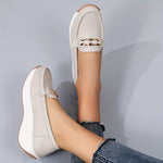 Mocassins beiges à bout rond, vue latérale avec bride et semelle blanche compensée.