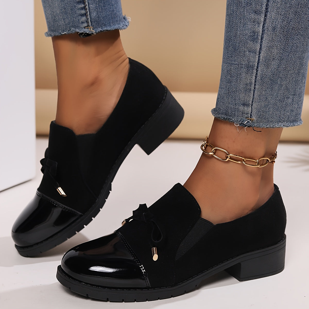 Mocassins Nadège noirs vernis, talon carré et nœud en tissu sur l’empeigne.