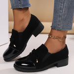 Mocassins Nadège noirs vernis, talon carré et nœud en tissu sur l’empeigne.