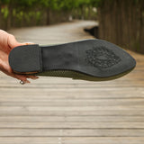 Dessous de mocassin vert olive, patin antidérapant et logo en relief.