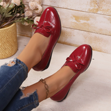 Mocassins rouges vernis à nœud, bouts ronds et semelle noire