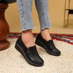 Mocassins à semelle épaisse noirs, vue latérale, bride décorative et coutures