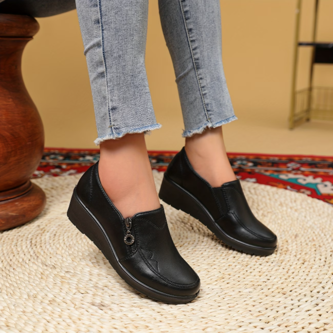Mocassins à semelle épaisse noirs, vue latérale, bride décorative et coutures