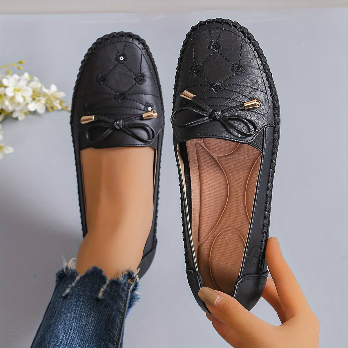 Mocassins Annabelle noirs à lacets, nœud avant et empiècements matelassés.