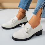 Mocassins blancs à talon bas, nœud décoratif et boucle, dessus en cuir texturé