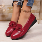 Mocassins rouges vernis à nœud, bout rond brillant