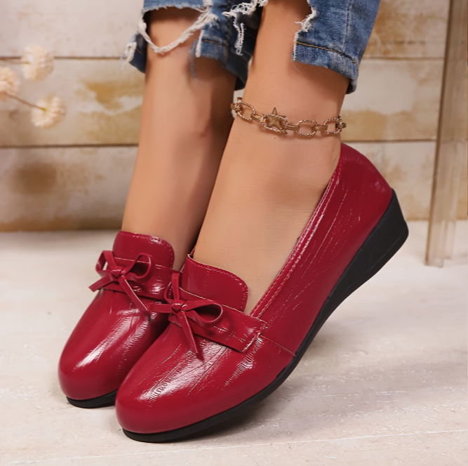 Mocassins rouges vernis à nœud, bout rond brillant