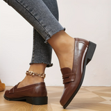 Mocassins en cuir marron avec bride, coutures visibles et semelle noire