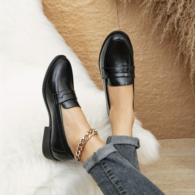 Mocassins noirs en cuir lisse, bride à fente et semelle épaisse