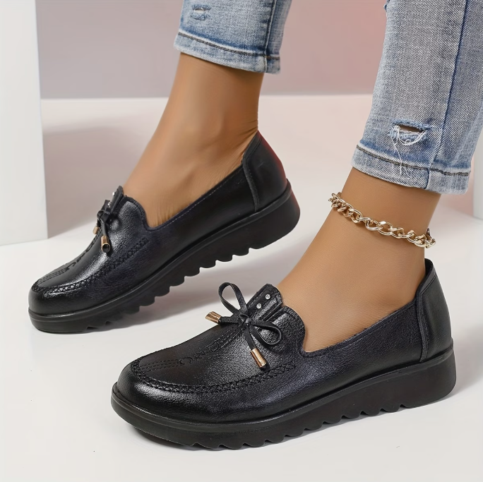 Paire de mocassins noirs à lacets, bout lisse et semelle épaisse