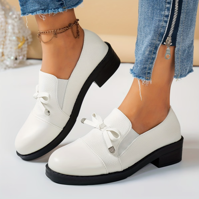 Mocassins blancs à boucle, bout arrondi, dessus en cuir texturé et nœud décoratif