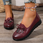 Mocassins bordeaux vernissé à nœud, bout arrondi et semelle noire ondulée