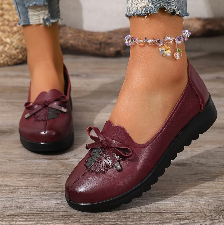 Mocassins bordeaux vernissé à nœud, bout arrondi et semelle noire ondulée