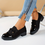 Mocassins noirs en tissu et vernis, nœud au dessus et petit bijou métallique