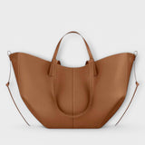 Grand sac cabas en cuir effet lisse marron clair, anses et surpiqûre centrale.