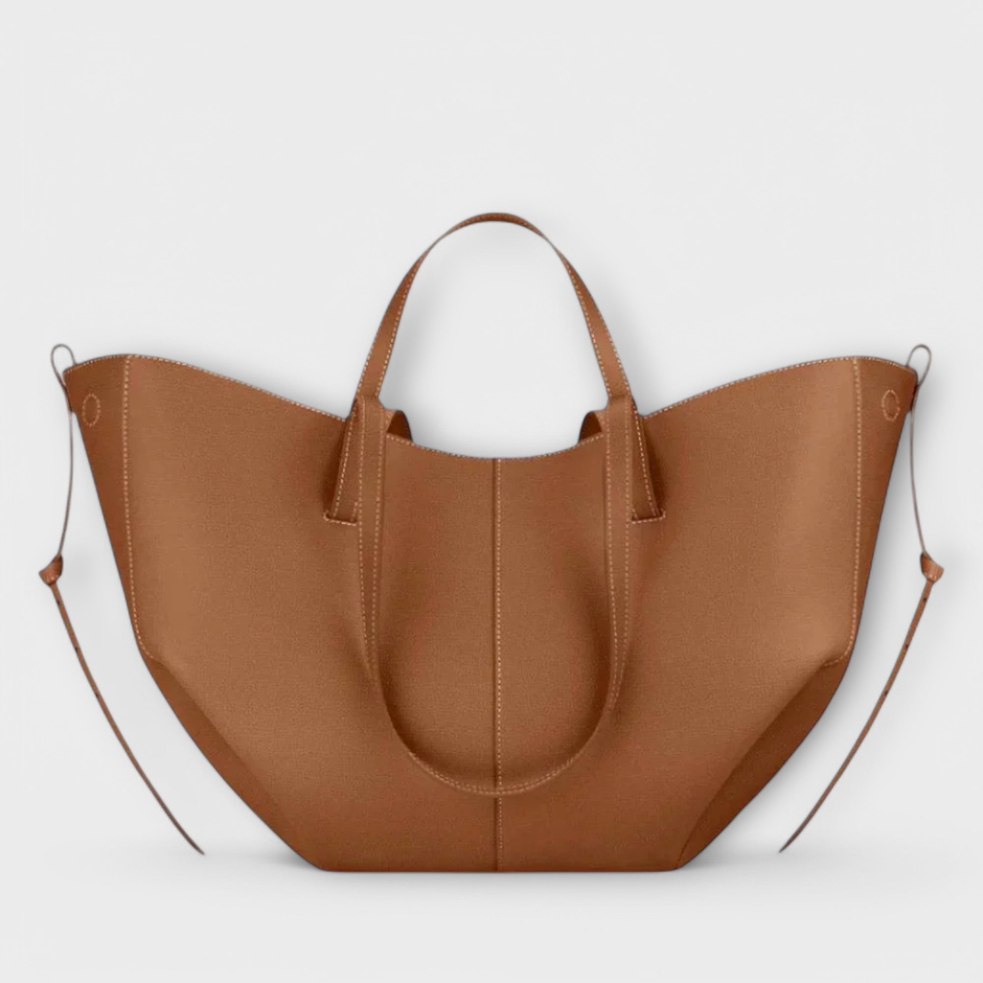 Grand sac cabas en cuir effet lisse marron clair, anses et surpiqûre centrale.