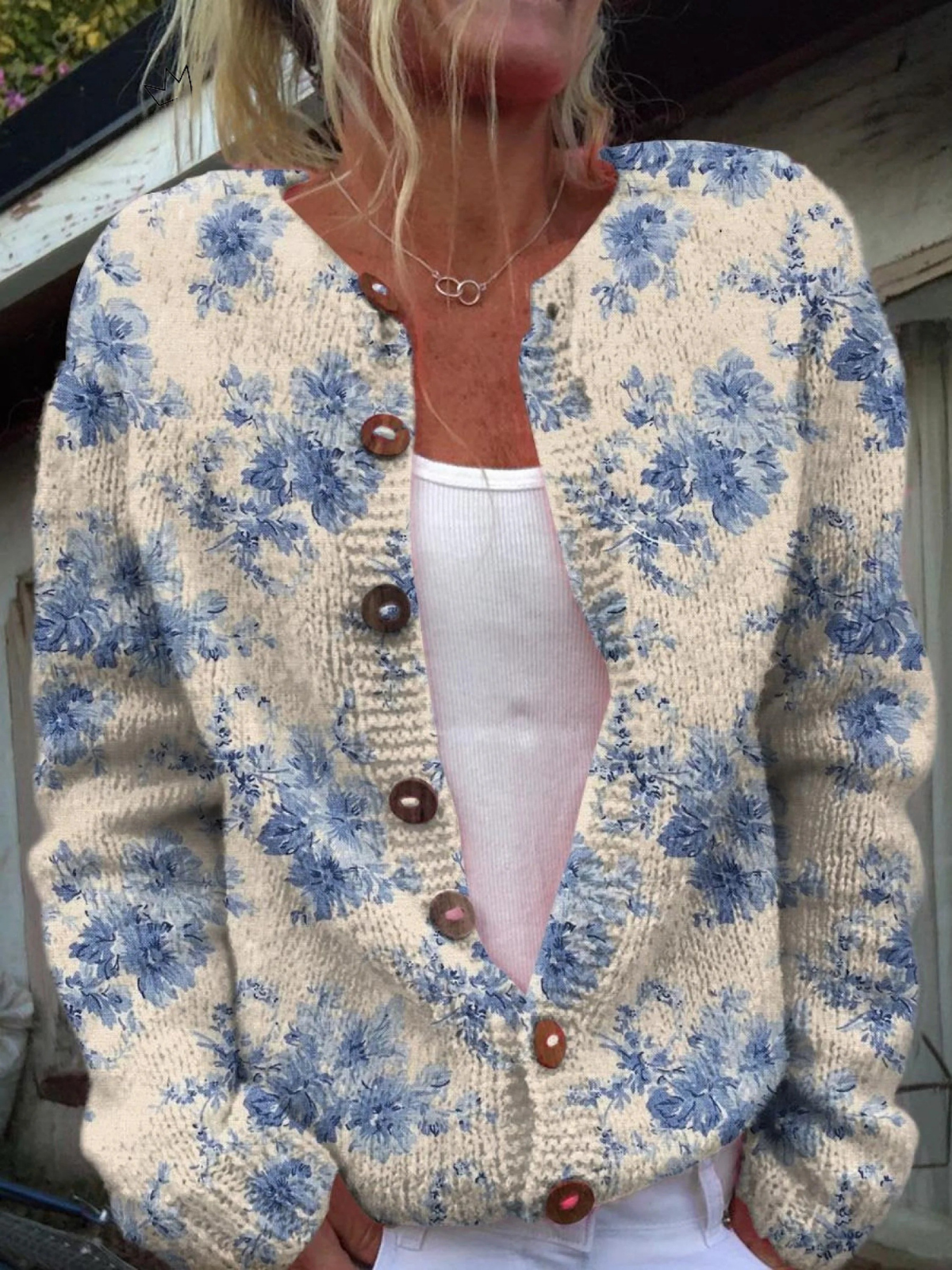 Cardigan boutonné beige à imprimé floral bleu, boutons marron, encolure ronde