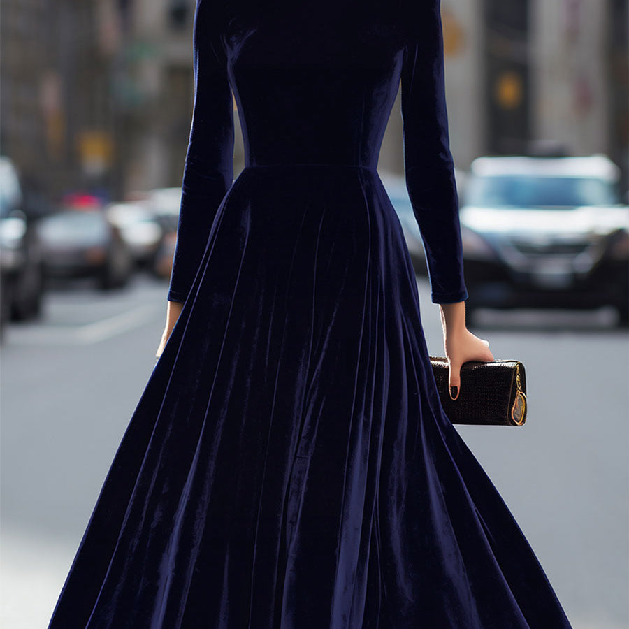 Robe midi en velours bleu marine à manches longues, jupe évasée à plis.