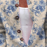 Cardigan boutonné beige à fleurs bleues, gros boutons marron devant, encolure dégagée