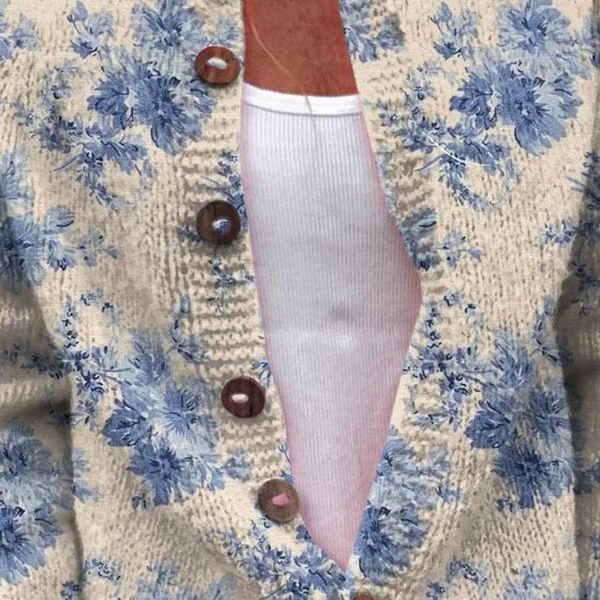 Cardigan boutonné beige à fleurs bleues, gros boutons marron devant, encolure dégagée