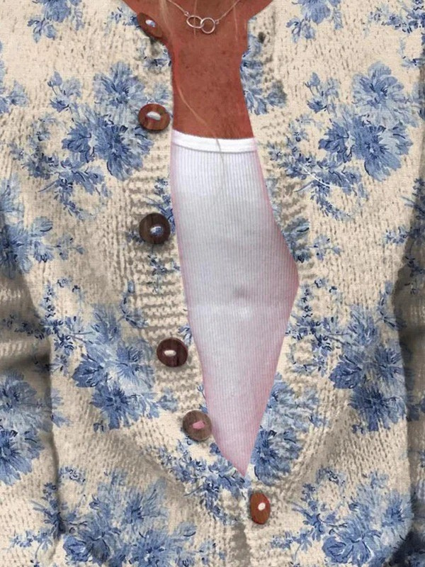 Cardigan boutonné beige à fleurs bleues, gros boutons marron devant, encolure dégagée