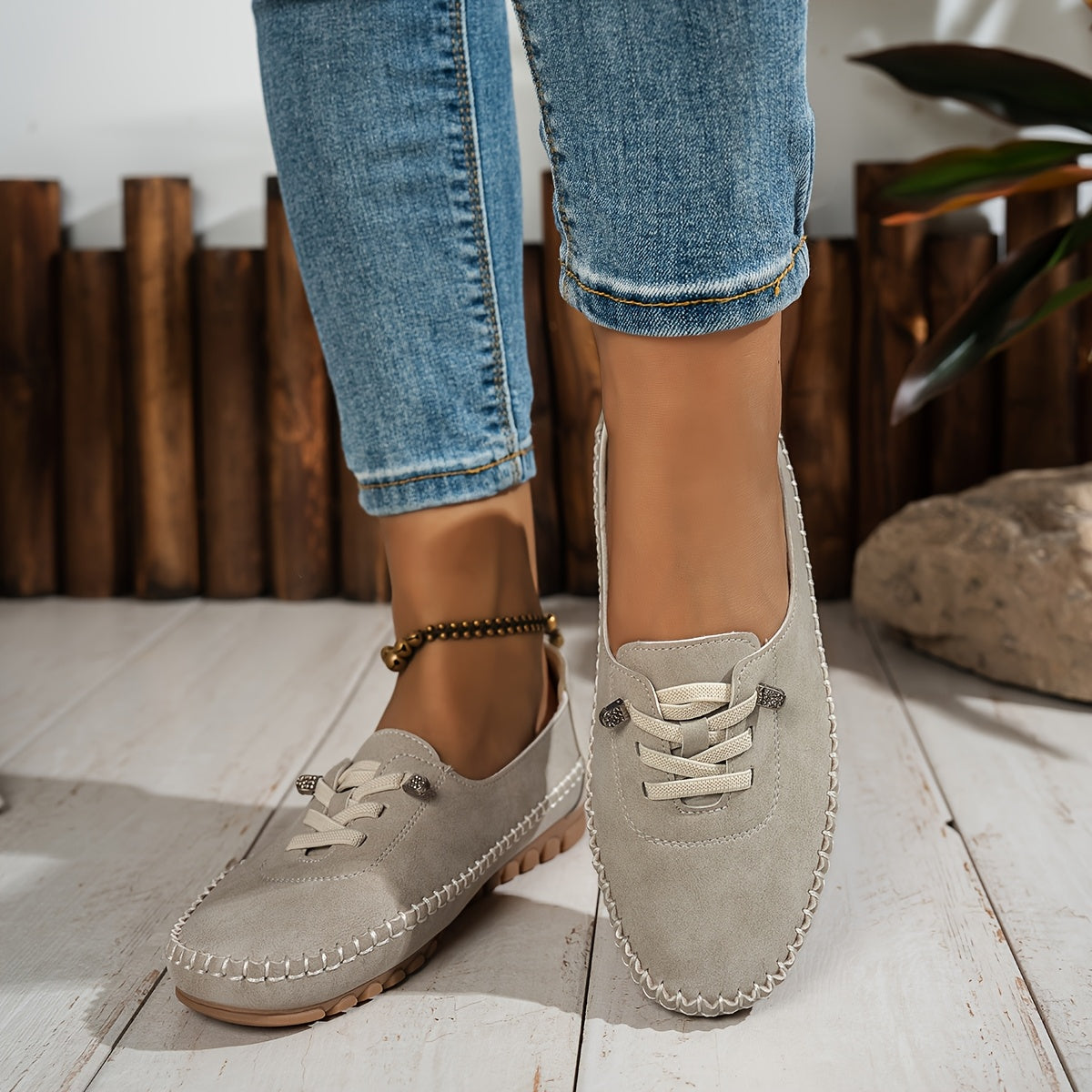 Mocassins Ophélie blancs en daim, encolure basse à lacets et semelle en caoutchouc