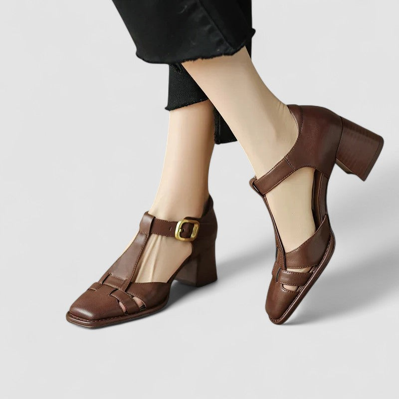 Salomés à talon bottier marron, brides à boucle dorée, bout ouvert