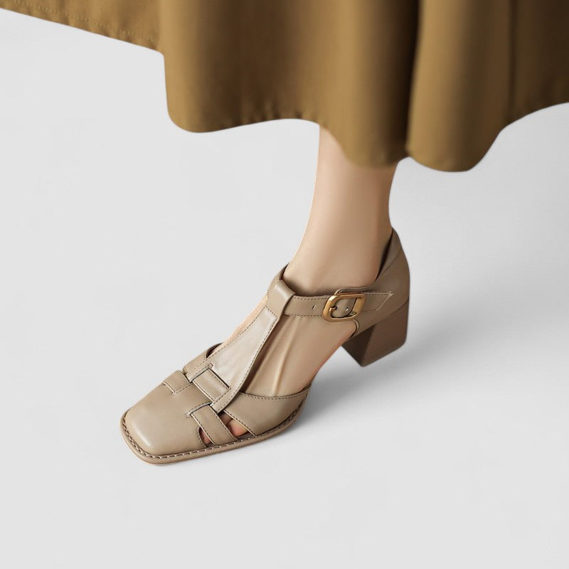 Salomés à talon bottier beige, brides croisées avec boucle, porté au quotidien