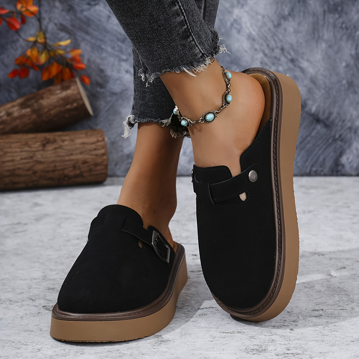 Mocassins en suède noir à boucle ronde, talon et semelle épaisse visibles