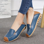 Mocassins bleu à boucle métallique, empiècements camel et coutures contrastées