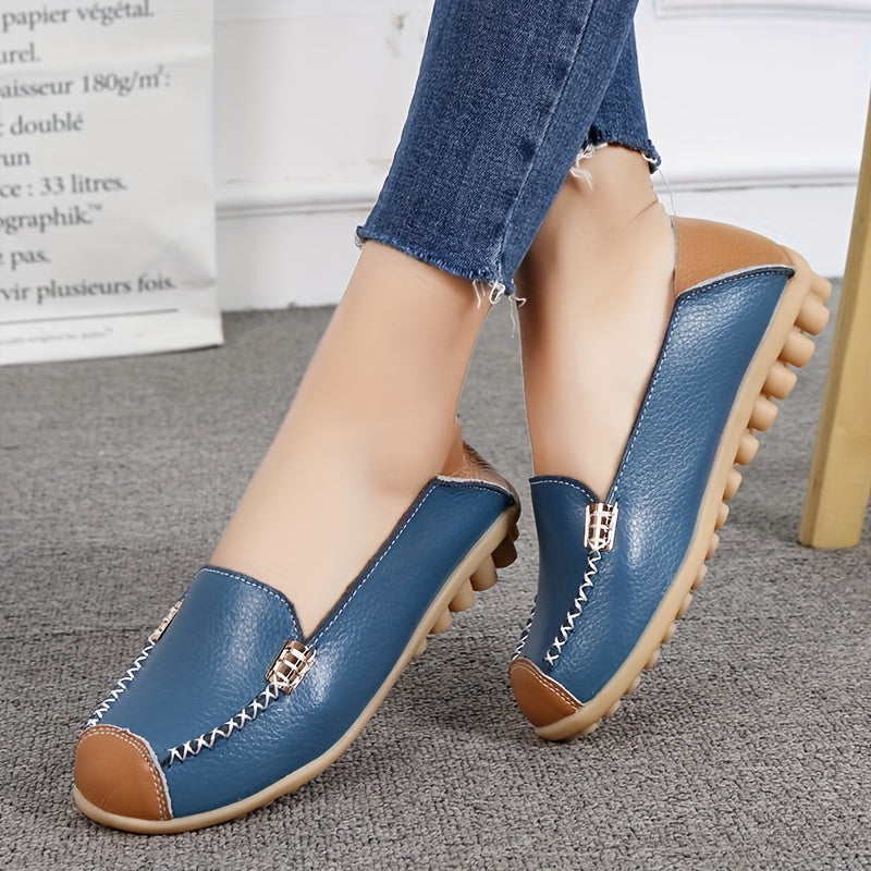 Mocassins bleu à boucle métallique, empiècements camel et coutures contrastées