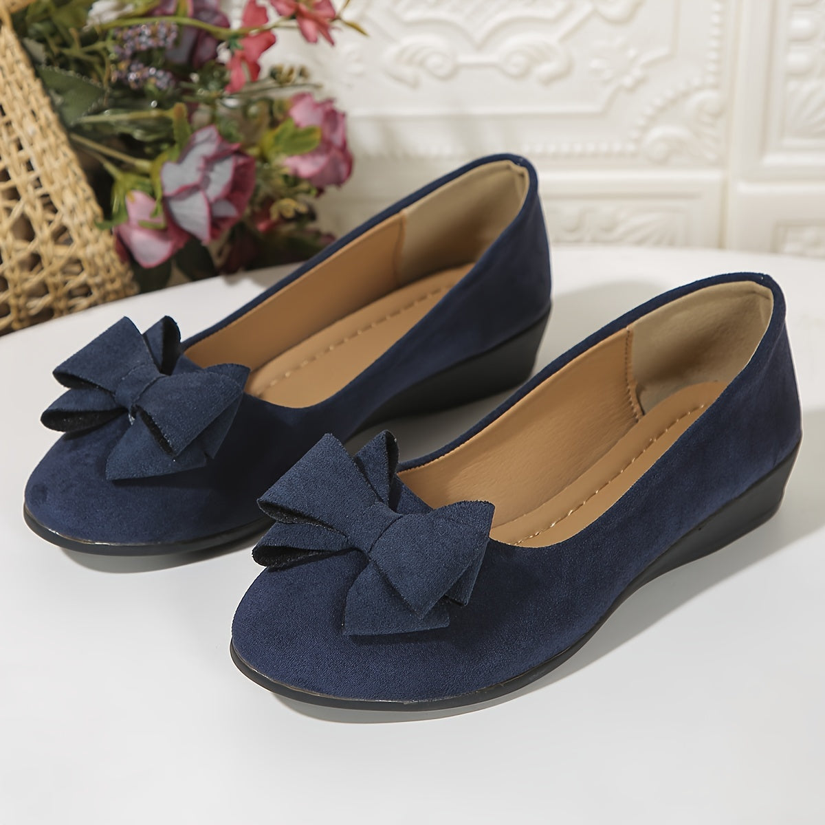 Ballerines bleues en suède avec nœuds, bout rond, paire au sol