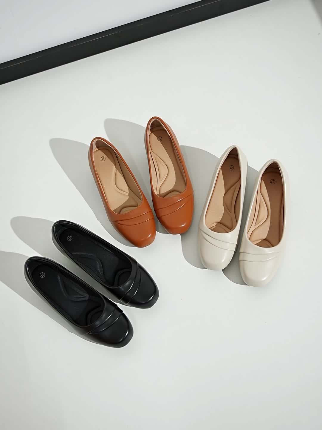 Lot de chaussures plates élégantes noires, beiges et marron clair, bout arrondi
