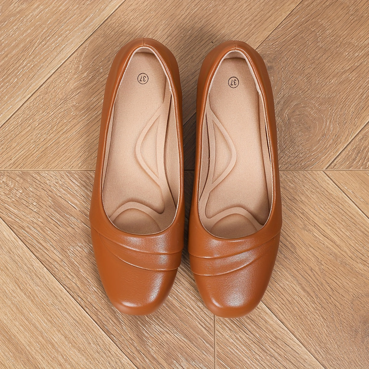 Chaussures plates marron foncé à bout rond, paire vue de dessus.