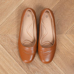 Chaussures plates marron foncé à bout rond, paire vue de dessus.