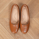Chaussures plates marron foncé à bout rond, paire vue de dessus.