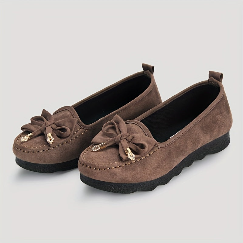 Paire de mocassins marron en daim, nœud et pampilles décoratives sur dessus